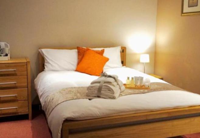 Stratton Cottage Guesthouse Biggleswade Kültér fotó A bedroom at the hotel