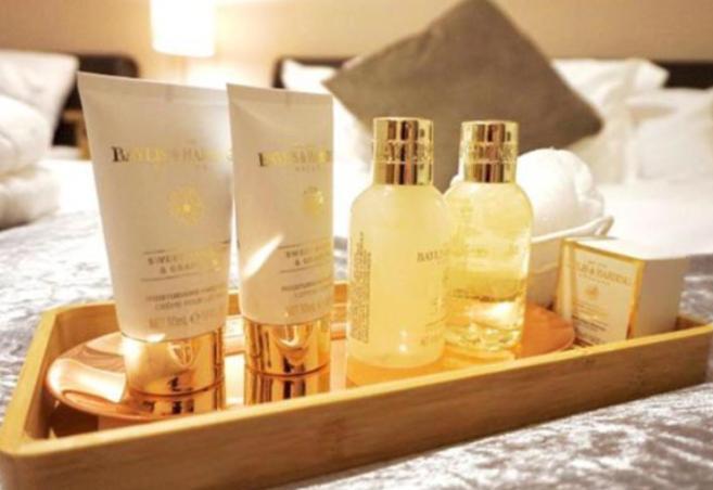 Stratton Cottage Guesthouse Biggleswade Kültér fotó A selection of amenities by L'Occitane